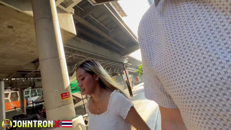 John Tron X: Johntronx - 2024/5/31 - Bell B parte 2 - ella usa un vestido blanco para...