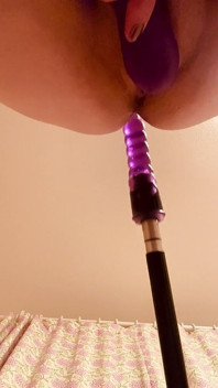 Primera vez anal con máquina de sexo!