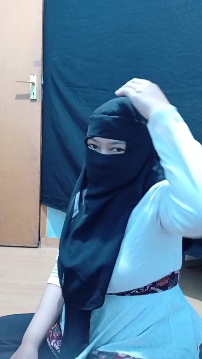 Vaginabig88: Binişte tesettürlü yalnız bir kadın