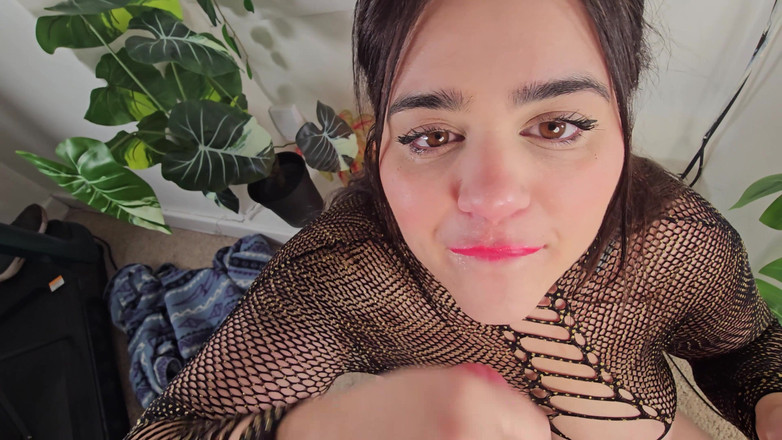 LuciaLatinaGomez: 자지를 빨고 한 방울도 삼키기 위해 빨간 립스틱을 바르는 라틴계 여자