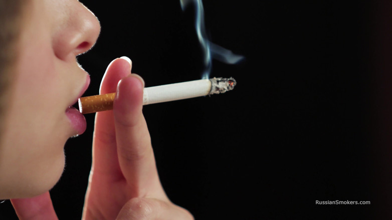 Russian Smokers: Ultra hd - belleza rusa fumando cigarrillos junto al mar