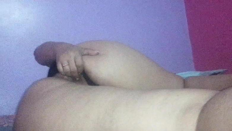 Sexysweet0455: Брюнетка с большой задницей мастурбирует, пока не достигает вкусного оргазма