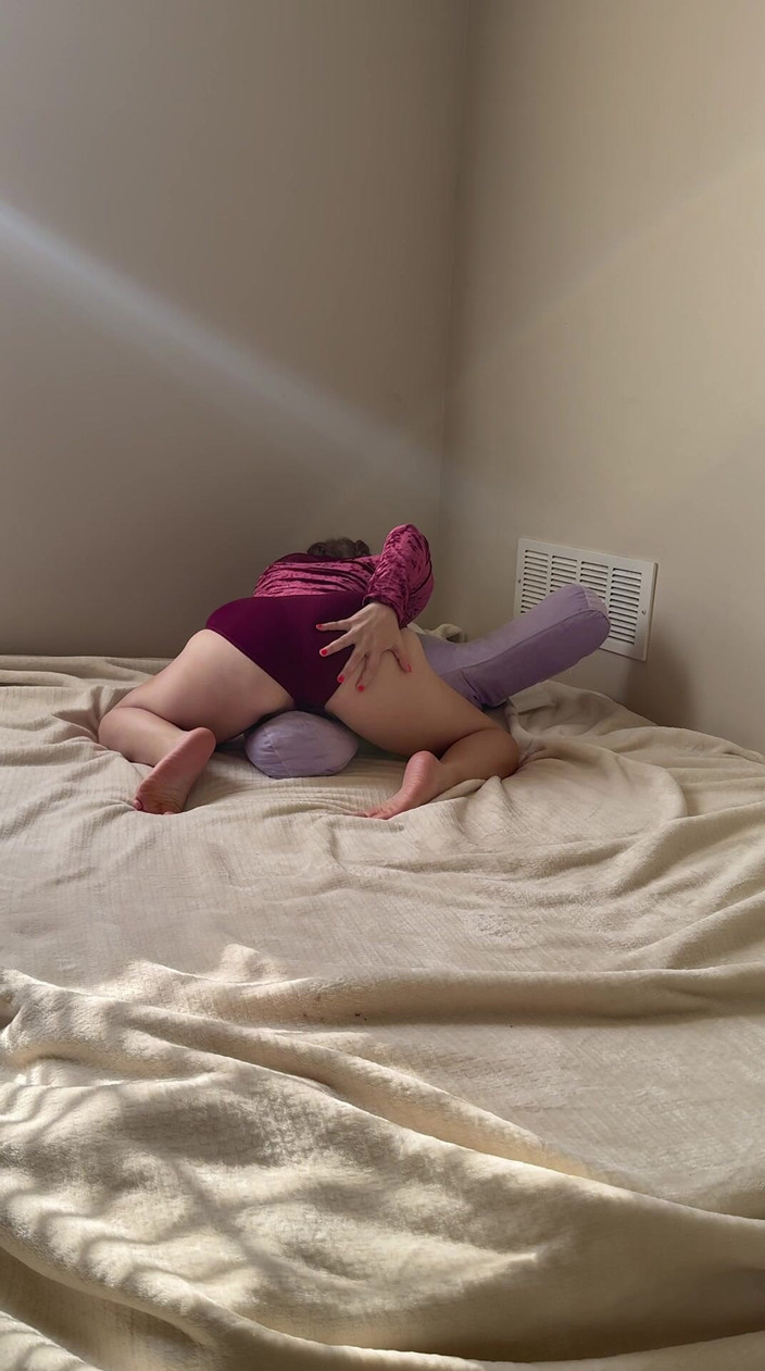 LilRedKinkQueen: Minyon kızıl saçlı yastıkla sikişiyor