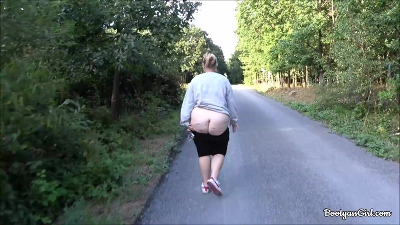 Bootyass Girl: सुनहरे बालों वाली किशोरी चूसती है और बाहर चोदती है