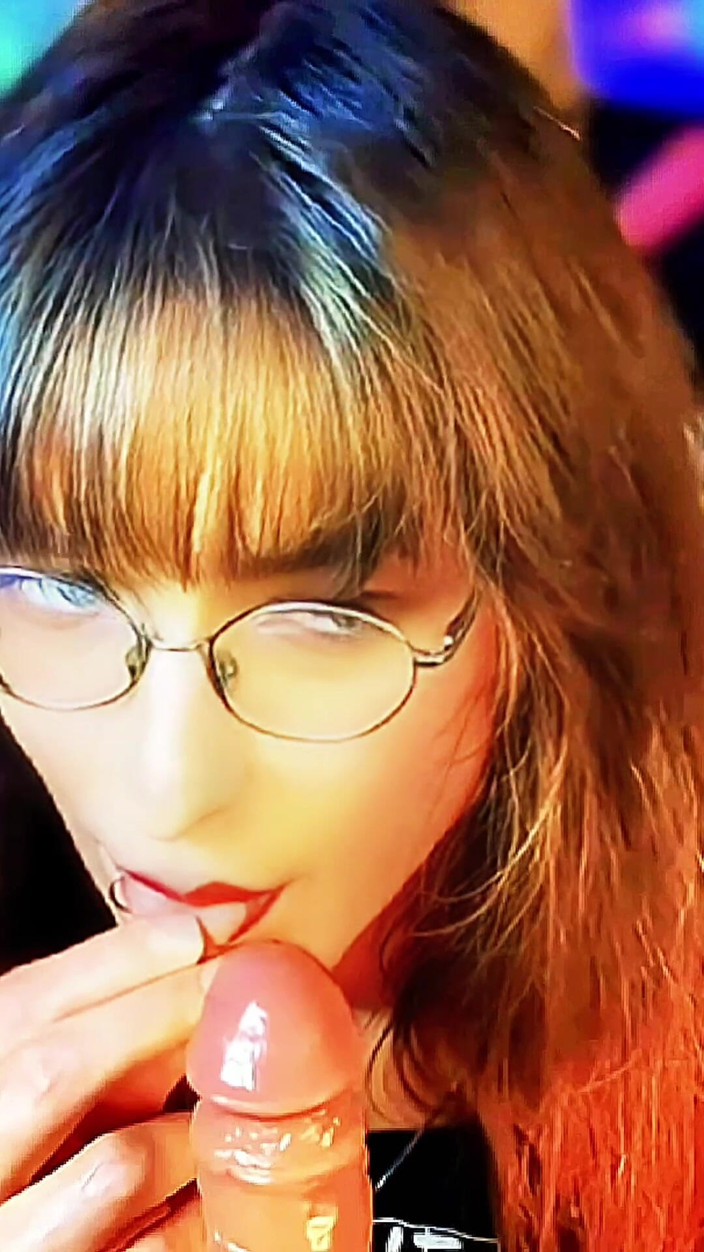 Bella Roar: Awek transeksual ini adalah penghisap zakar yang paling comel