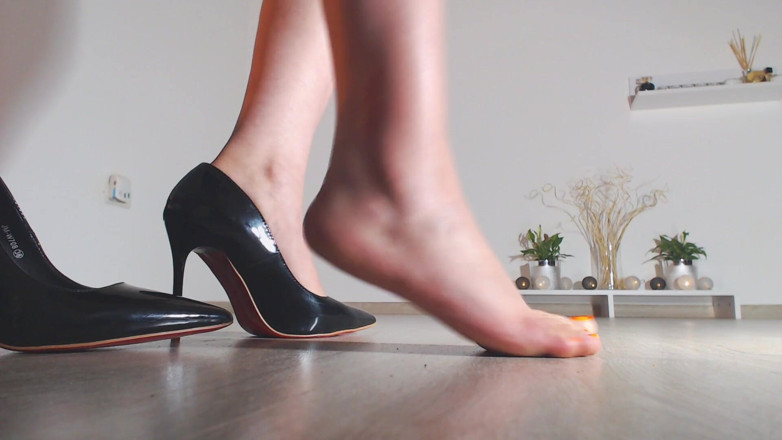 LegsOnHeels: oonchi eri ke joote par mere pair, anugrah ke saath...
