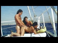 Out Sexxx: Sexy trojka v lodi pro dvě mladé děvky sají ptáka...