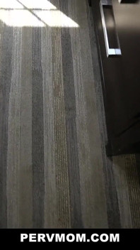 Moje prsatá zrzavá macecha zapomněla zamknout dveře koupelny!