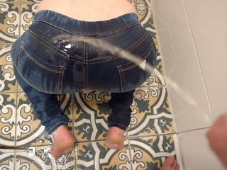 Aqua Pola: Xixi desesperado em jeans ao lado, ele faz xixi na...