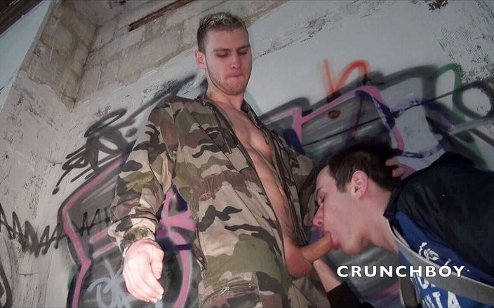 Crunch Boy: Francuski twink zerżnięty przez prosty blond wojskowych