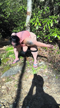 Seco follando en el bosque meando un arroyo Mira sus tetas caídas y carnices
