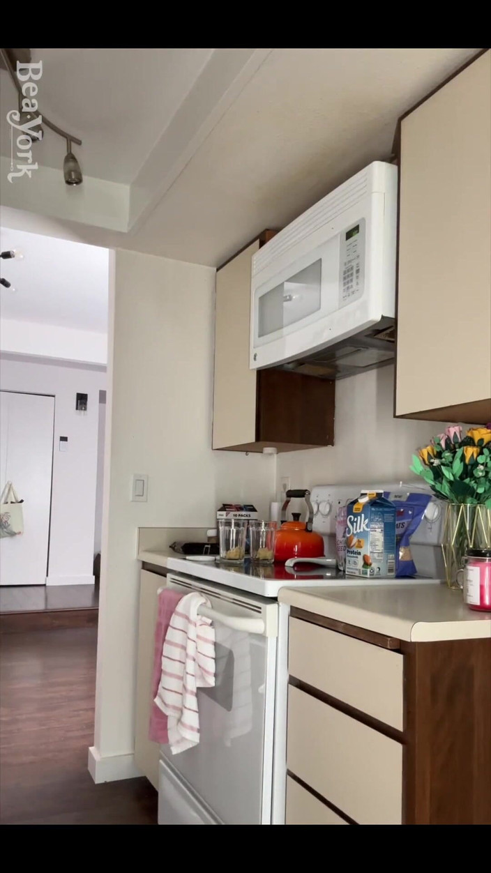 Bea York: Sledujte, jak si dělám přes noc ousa, ale alespoň jsem...