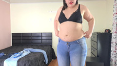 Alice H: Ganhando peso experimentando meus jeans velhos