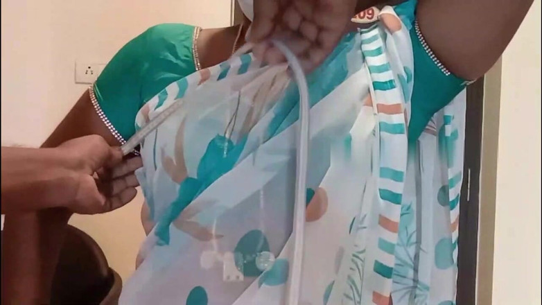 Luxmi Wife: ブラウスの測定を取るテーラークソ主婦