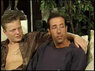 Gays Case: Slim bodied babe lies on the couch and fills his...