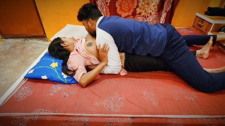 Premi pooja: 卡车司机的妻子和年轻男孩操逼最老的房子 - 印度农村性爱 - 印地语电影中的XXX视频。