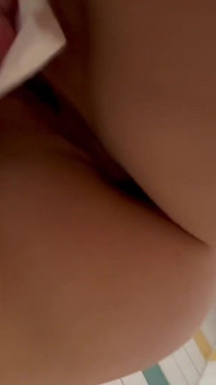 Bagni pubblici: la fitgirl asiatica #anal Leccata di culo e #pissing fetish in bagno e bagno video sporchi