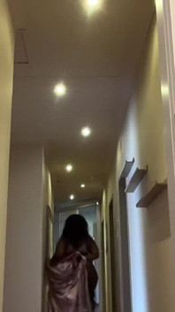 Lactante grandota milf hace striptease y se masturba