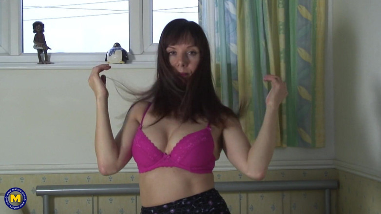 Mature Solo NL: Brunette mature enjoys rubbing and fingering her wet vagina