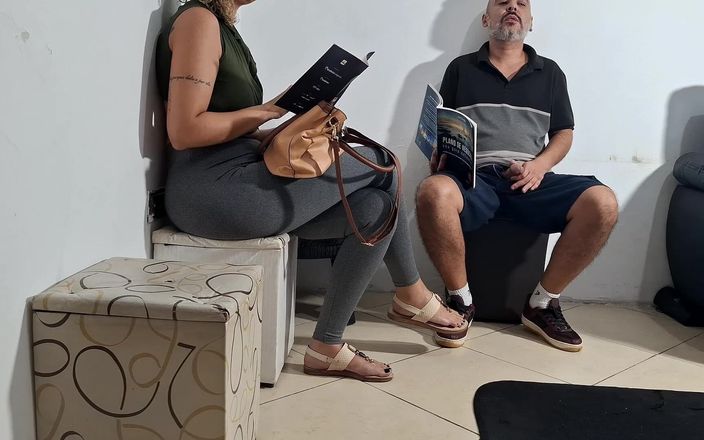 Gabi SweetCouplesStories: Blankziehen von schwanz im Wartezimmer des Zahnarztes und sie befummelt.
