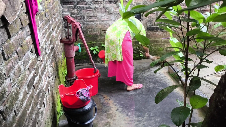 SAFI TV: Aku ngeliat tanteku lagi mandi setelah memeluk dan ngentot pantatku