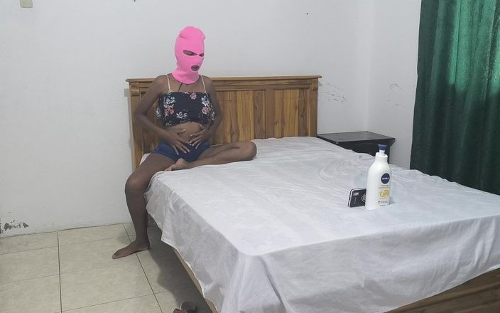 NEGRITA SEXY: Я развлекаюсь с моей сводной сестрой, пока мы показываем наши сиськи и ягодицы