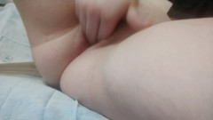 Cum Lust: Colegiala se masturba el coño de cerca y gime ruidosamente,...