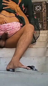 Mecanicul a futut-o pe fiica vitregă a proprietarului în baie