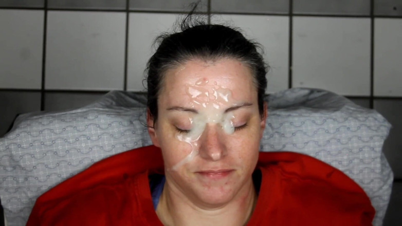 Dirty Dees: Une à sperme amateur maison prend des éjacs sur son joli visage