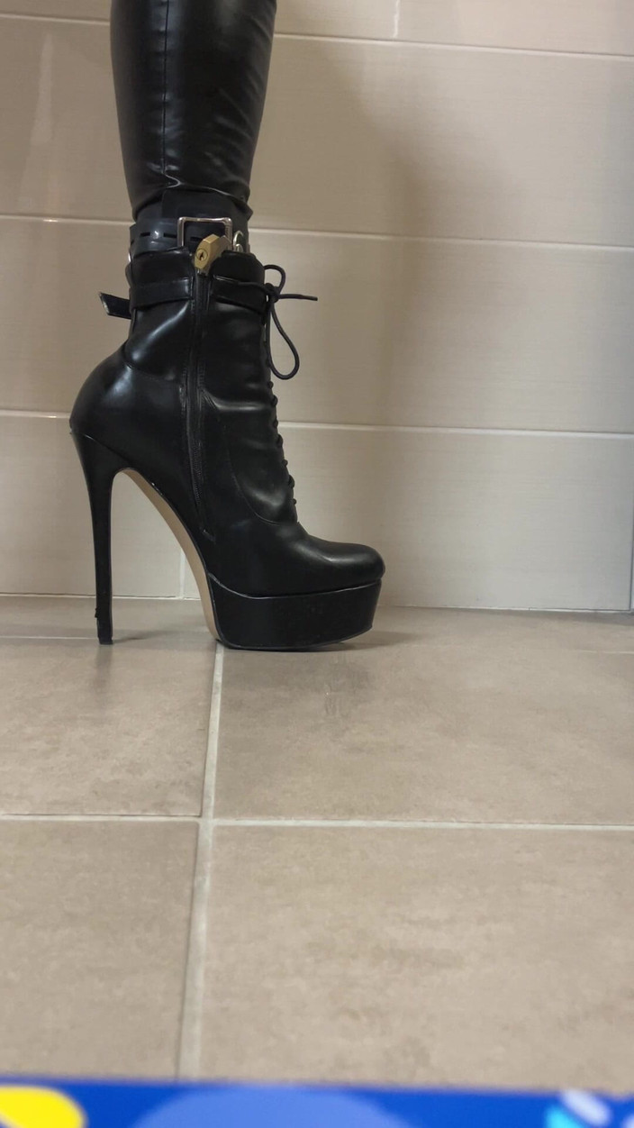 Celiasm: Stokin lateks dibungkus dalam tumit tinggi