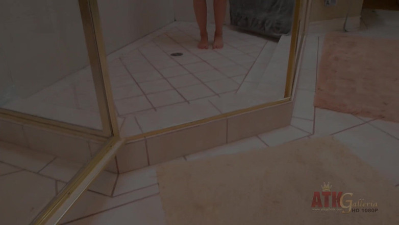 ATKIngdom Fans: Babe with a full bladder lets it out