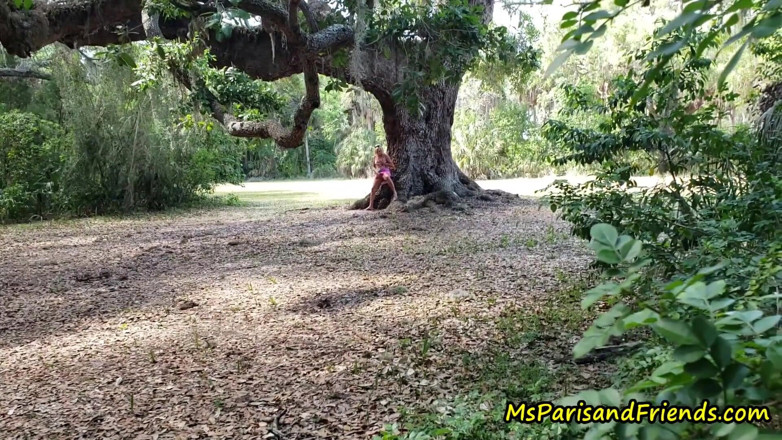 Ms Paris and Friends: La Sra. Paris encuentra acción en el parque