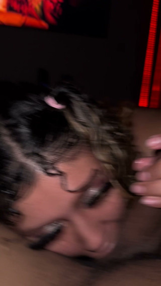 Carmelitaxbebe: Une Latina Suce Puis Est Assise Sur Une Bite