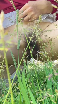 Pisciare Fuori Vicino a Un Albero Di Uva