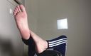Artem Suchkov: 체육관 후 다리를 보여주는 남자 - Artem Suchkov