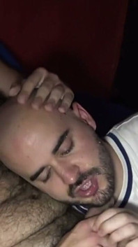 Dos EMCs se acuestan con su amigo gay