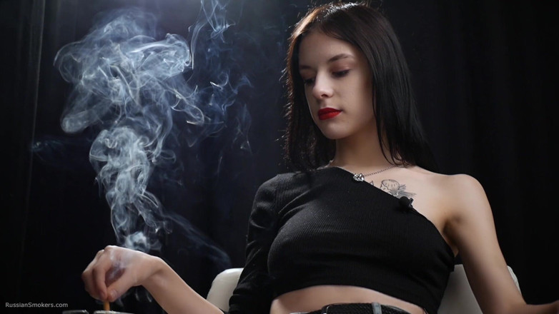 Russian Smokers: Štíhlá kočka kouří dvě reds