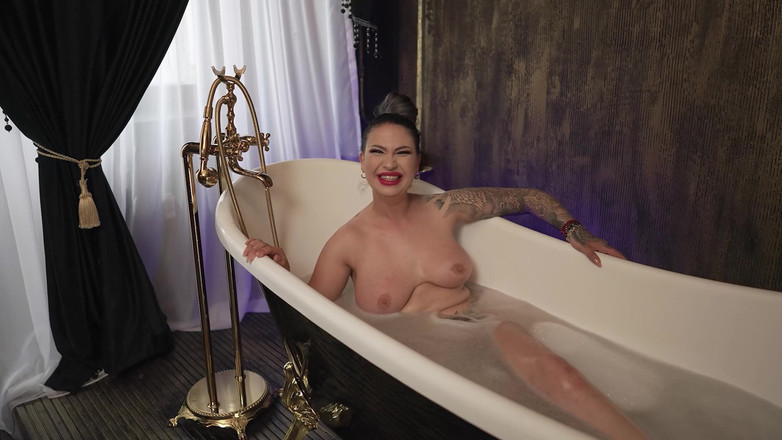 GGG John Thompson Studio: Ggg - Tettona Amatoriale in Gangbang Nella Vasca Idromassaggio Extravaganza