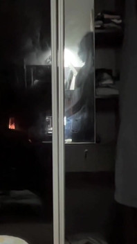 Aufmerksamkeit, hure liebt es, im offenen Fenster zu posieren