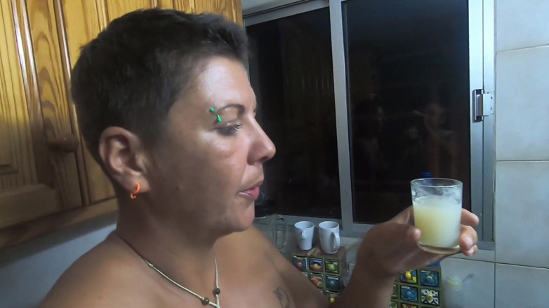bekycarril: Vriendin drinkt veel gespaard sperma uit een shotglas