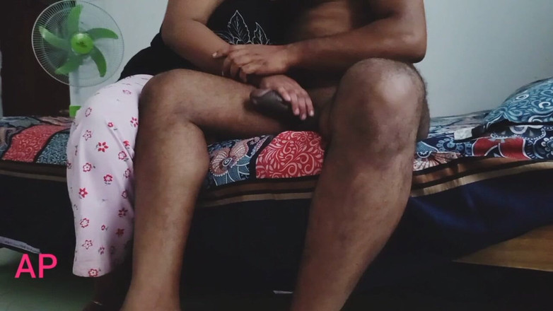 akashprimex790: Une femme excitée à gros nichons donne du plaisir sexuel à son...