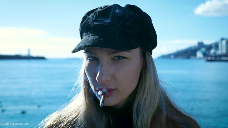 Russian Smokers: Merokok di luar dengan awek Beaty Rusia 1