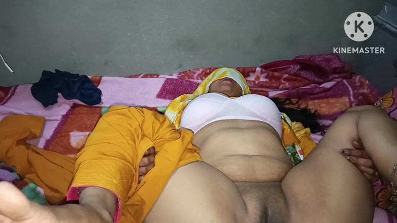 Savita5343: Bố chồng làm cho âm hộ của con dâu ướt át