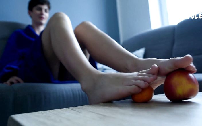 Czech Soles - foot fetish content: Zręczny palce Nikoli i ładne gołe stopy