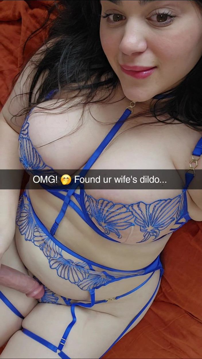 LuciaLatinaGomez: Karının en iyi arkadaşı seni yine sikiyor ve dildosunu buldu