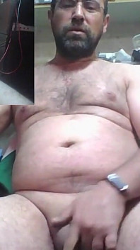 Mestre papai goza com seu rosto aberto e gemendo