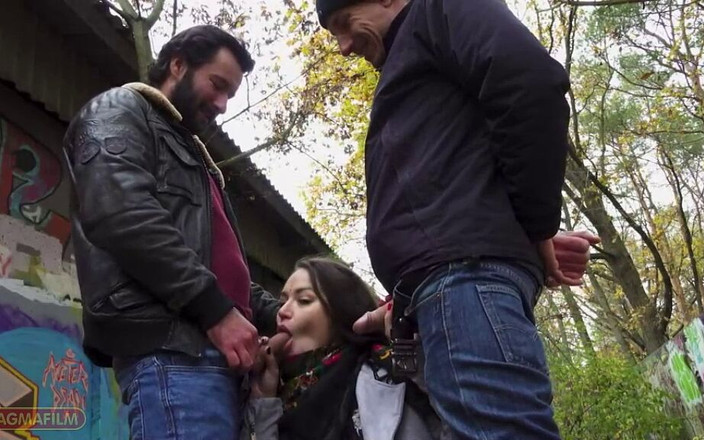Magmafilm: Adevărată fată berlineză cu ochelari și corp