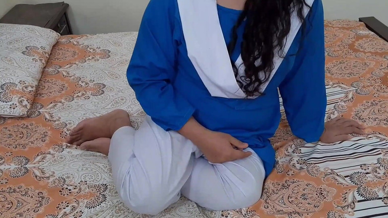 QueenbeautyQB: Adik tiri India menikmati seks dalam pakaian seragam kolejnya