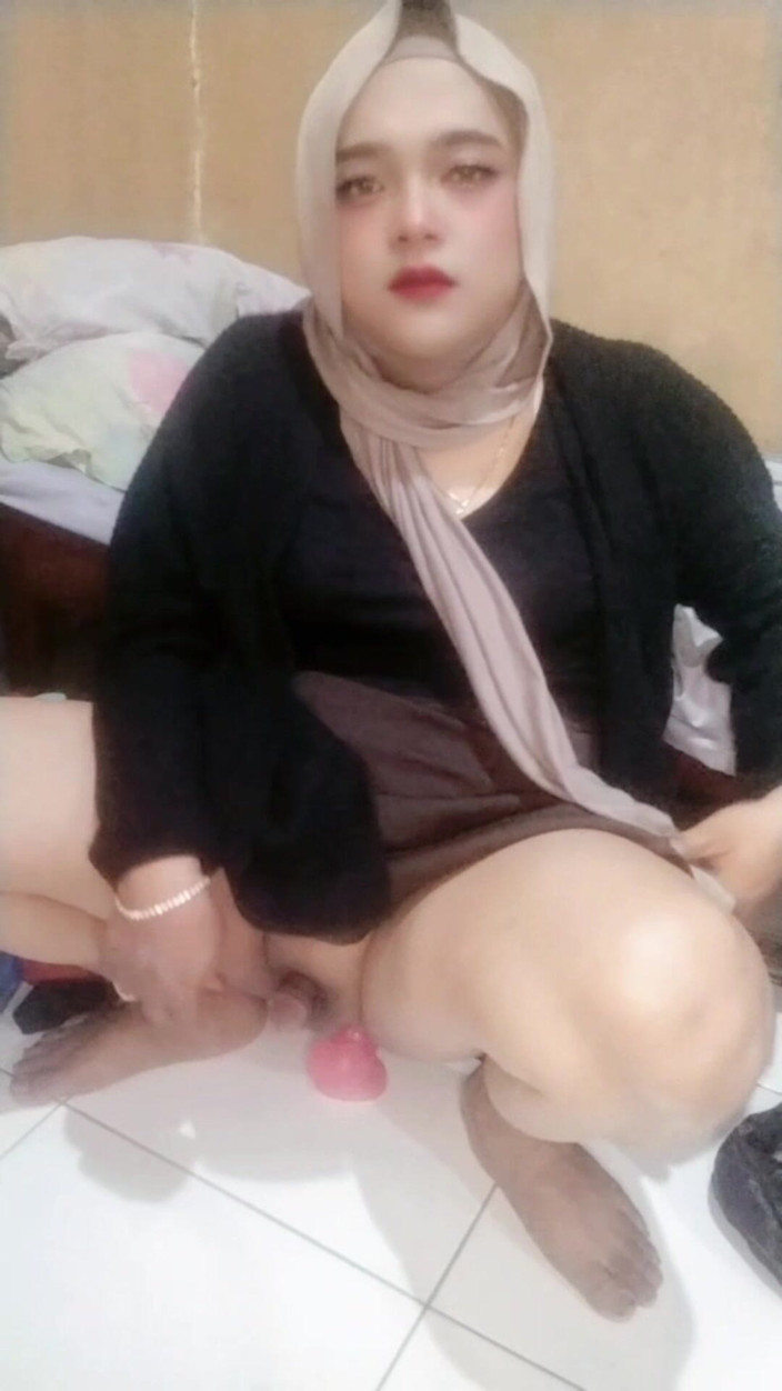 Ivvy Crossdresser: Ivvy Crossdresser Hidżab ssie dildo i jazdę na nim