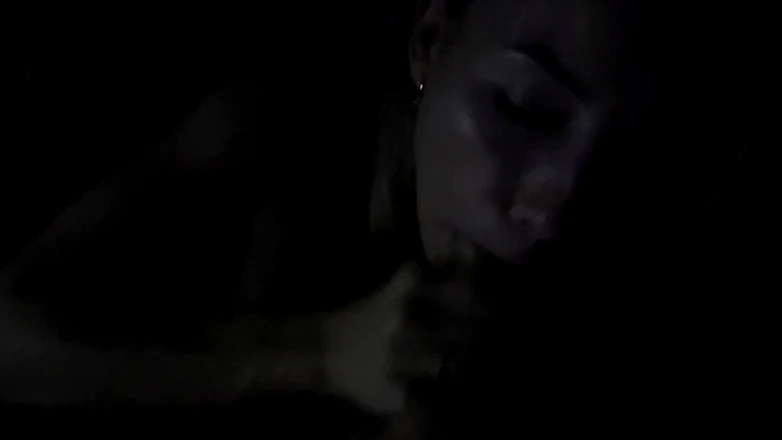 Vik1one: Noční domácí kouření se spermatem v ústech